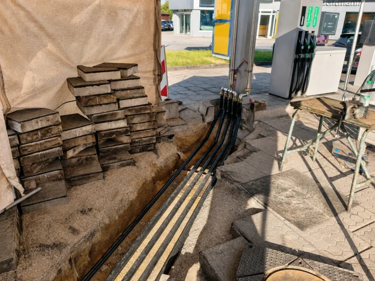 Verlegung von Rohrleitungen im Bereich einer Tankstelle